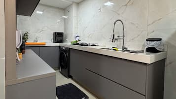 Geladeira, fogão, cooktop, chaleira elétrica