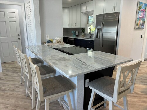 Island Vibes Retreat - 3 BR/2 BA Tropical Pool Home 3 minutes from the Beach!