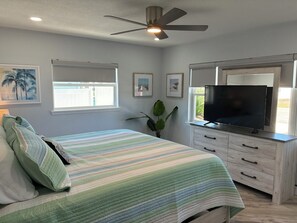 3 bedrooms, desk, WiFi, bed sheets - Island Vibes Retreat - 3 BR/2 BA Tropical Pool Home 3 minutes from the Beach! (St. Pete Beach)