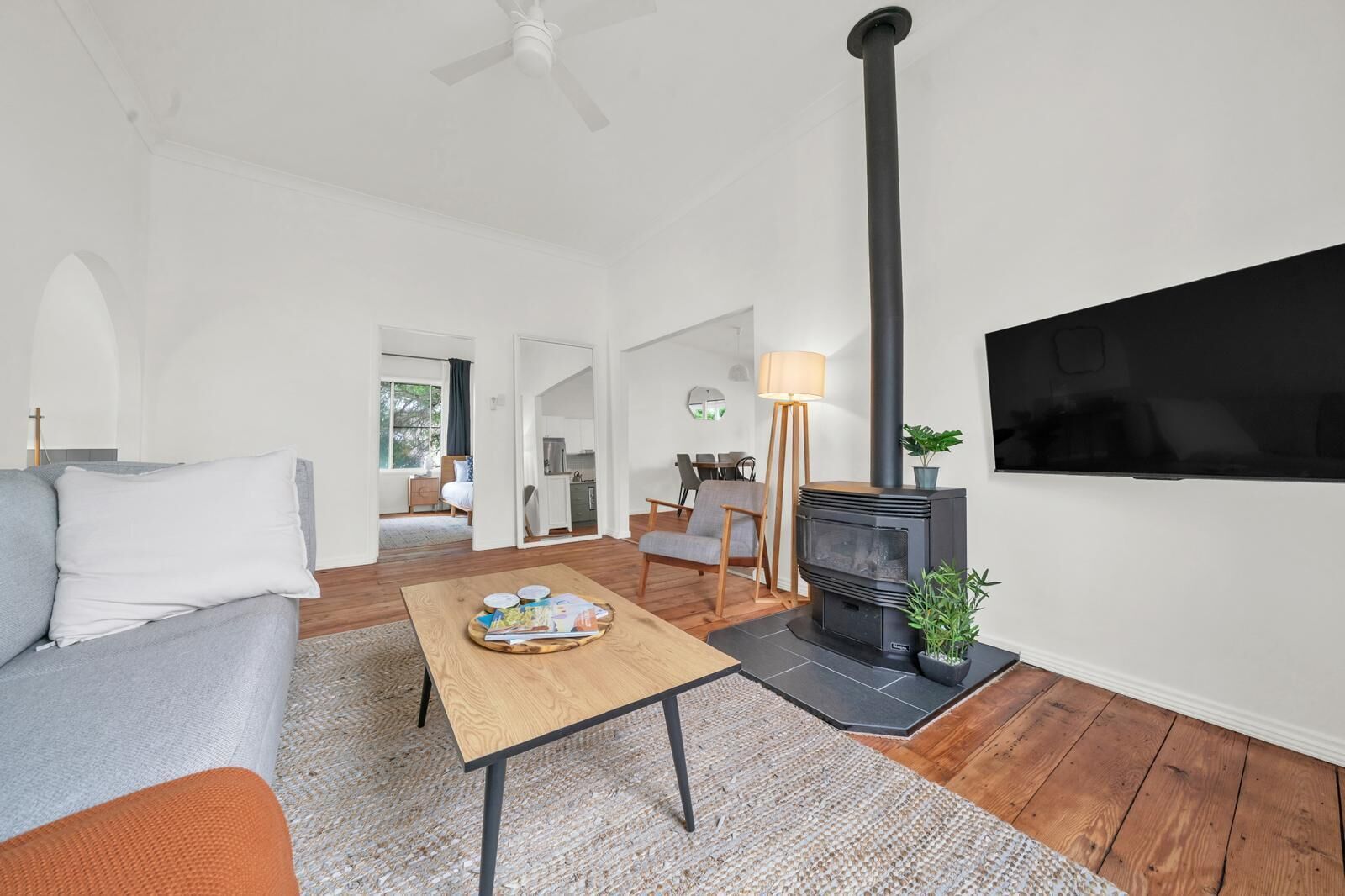 Smart-TV, Kamin, Bücher