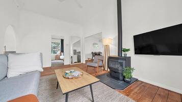 Smart-TV, Kamin, Bücher