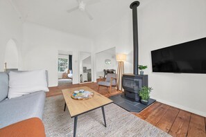 Smart-tv, een open haard en boeken