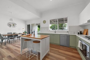 Fridge, microwave, oven, stovetop - Hunter Valley Cottage with Hot Tub (Aberdare)