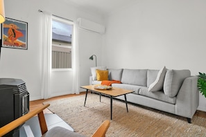 Smart TV, fireplace, books - Hunter Valley Cottage with Hot Tub (Aberdare)