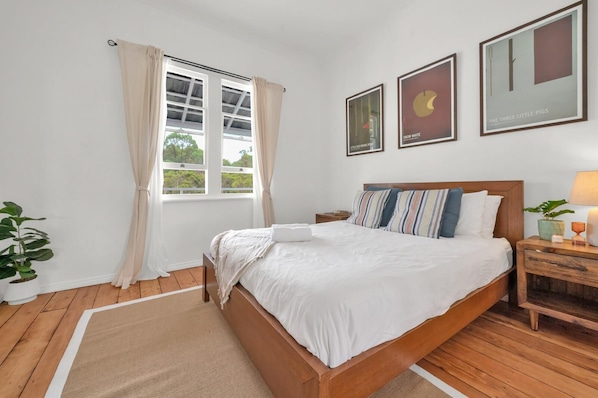 3 bedrooms, desk, iron/ironing board, free WiFi - Hunter Valley Cottage with Hot Tub (Aberdare)