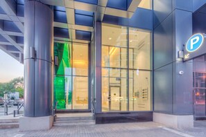 Exterior detail - Stylish Downtown Hub +Parking + Gym, Ent. District (Toronto)