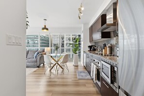 Fridge, microwave, oven, stovetop - Stylish Downtown Hub +Parking + Gym, Ent. District (Toronto)