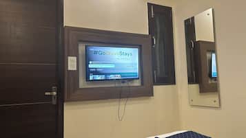 Een strijkplank/strijkijzer, wifi, beddengoed