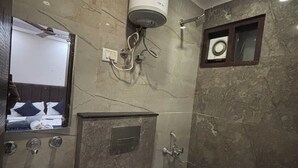 Ein Badezimmer mit Waschbecken, Toilette und Dusche.