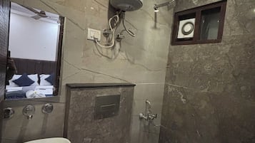 Een douche, een bidet, handdoeken, zeep