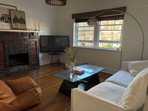 Smart TV - Art deco apartment in St Kilda (St Kilda)