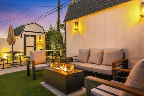 2BR Retreat / HOT TUB, Fire Pit, BBQ, & Yard Oasis