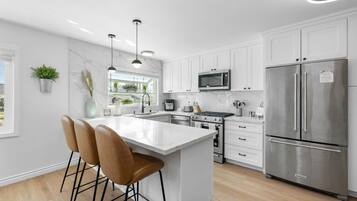 Frigorifero, microonde, forno, piano cottura