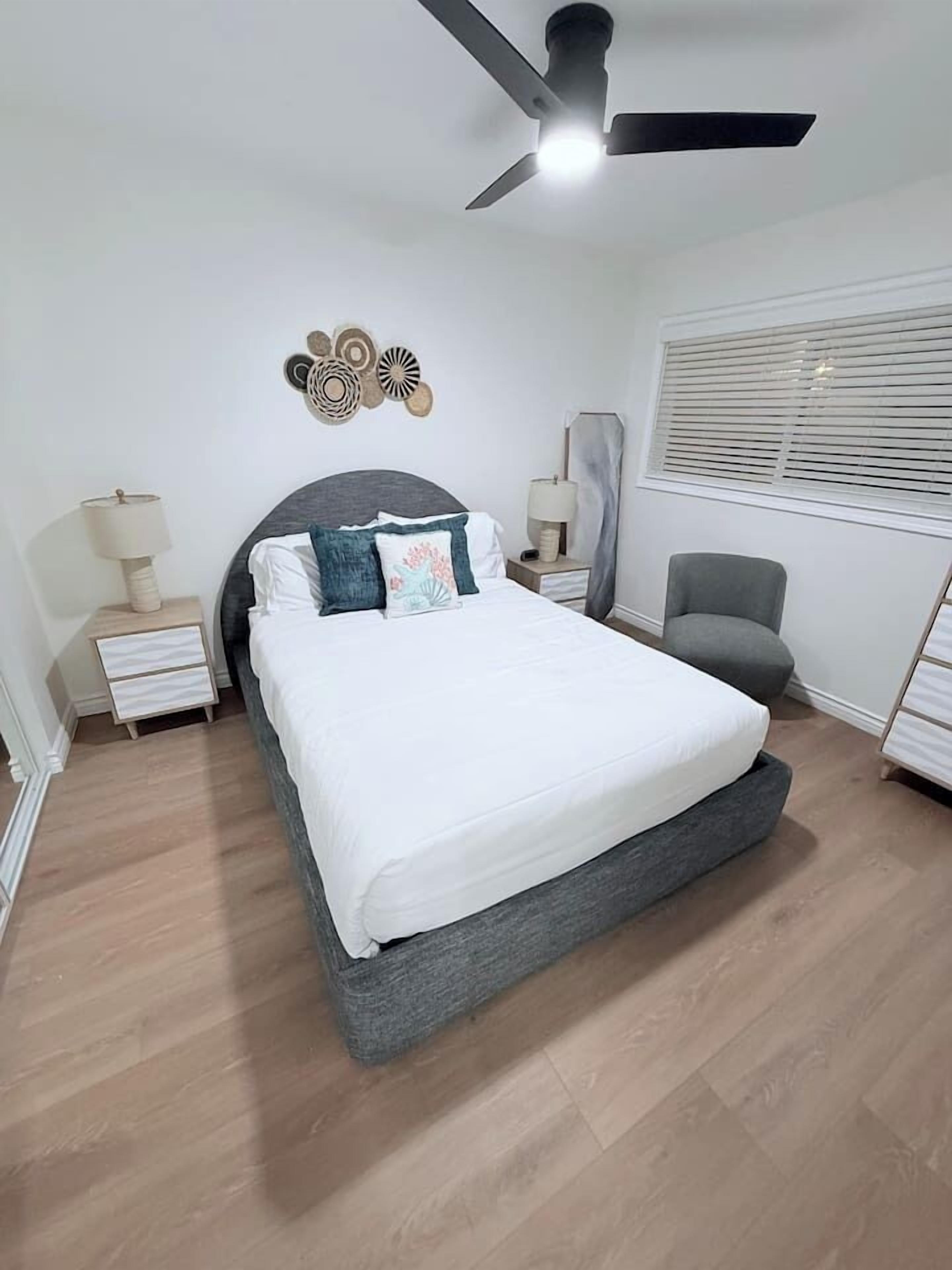 2 camere, una scrivania, ferro/asse da stiro, culla da viaggio