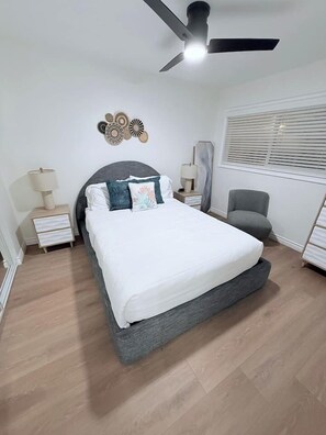 2 camere, una scrivania, ferro/asse da stiro, culla da viaggio