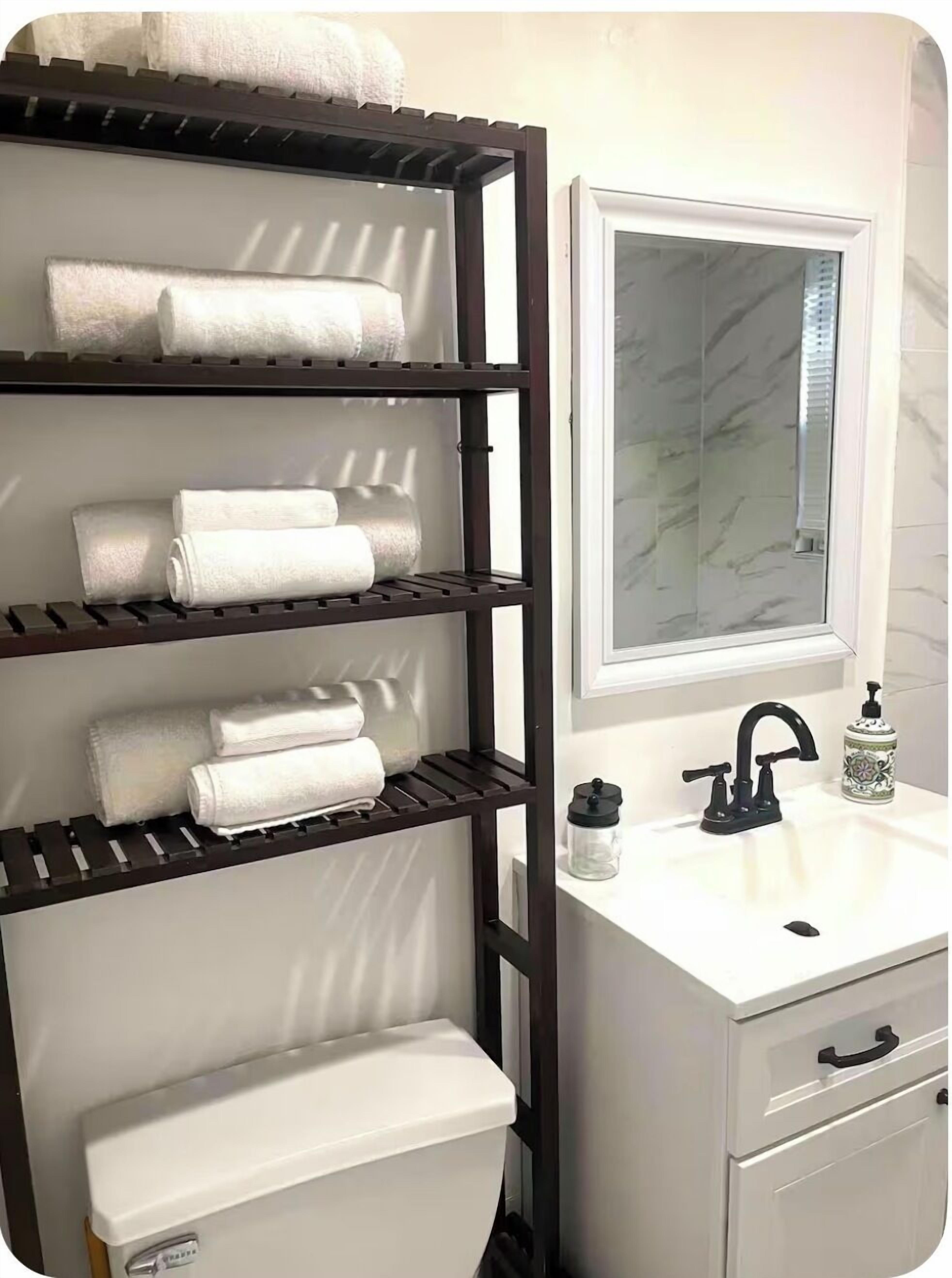 Sèche-cheveux, serviettes fournies, savon, shampoing