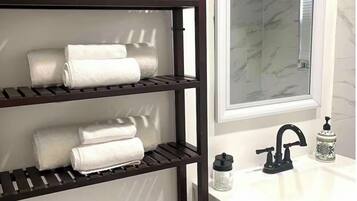 Sèche-cheveux, serviettes fournies, savon, shampoing