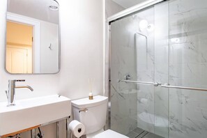 Shower, hair dryer, towels, shampoo - Stay Cozy in CoHi DC (Washington DC)