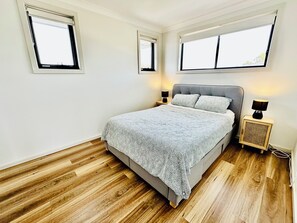 4 室のベッドルーム、アイロン / アイロン台、WiFi (無料)、ベッドシーツ