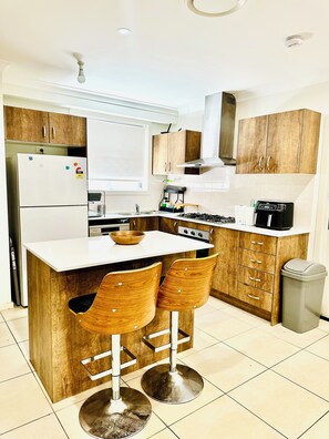 Geladeira, micro-ondas, fogão, cooktop