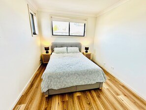 4 makuuhuonetta, silitysrauta/-lauta, ilmainen Wi-Fi, vuodevaatteet