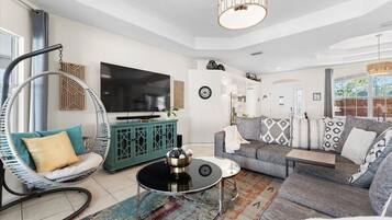 Smart-TV, Kamin, Arbeitsbereiche