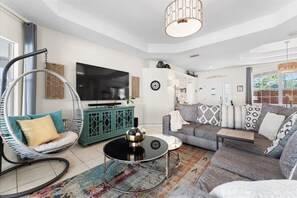 Smart-TV, Kamin, Arbeitsbereiche