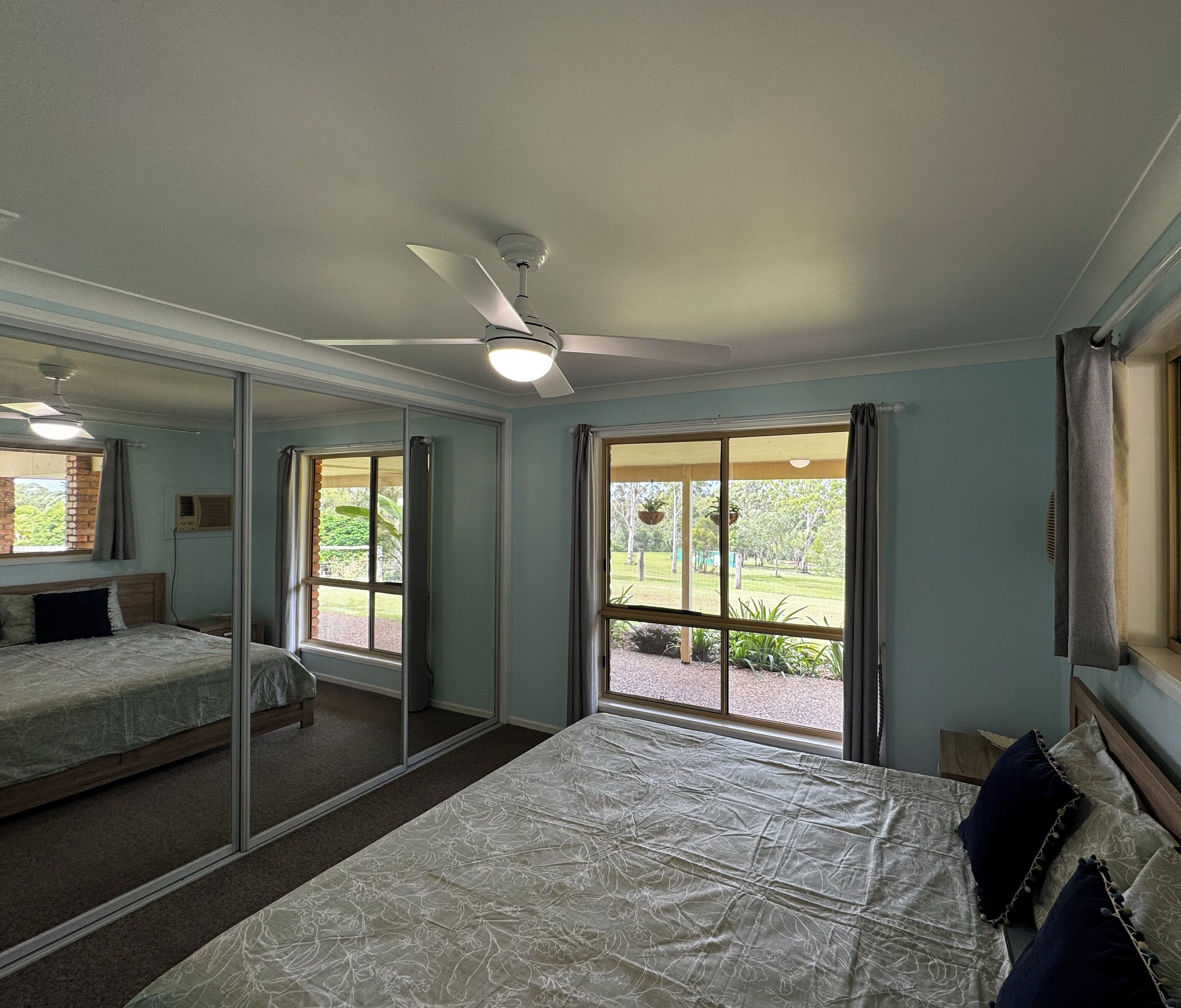 Fer et planche à repasser, accès Internet, draps fournis