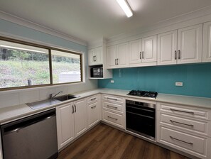 Microwave, oven, stovetop, dishwasher - Elysium House - Private, Peaceful Farm Stay Near Yeppoon (Bondoola)