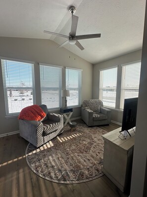 Smart TV, fireplace, video games - Lovely 2-bedroom house with AC in vibrant Indianapolis (Indianapolis)