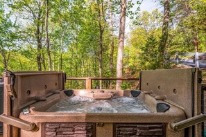 Outdoor spa tub - Make Memories: Views, Hot Tub and Resort Pool (Sevierville)