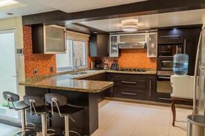 Refrigerador, microondas, horno y cafetera y tetera 