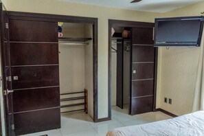 4 Schlafzimmer, Schreibtisch, Bügeleisen/Bügelbrett, kostenloses WLAN