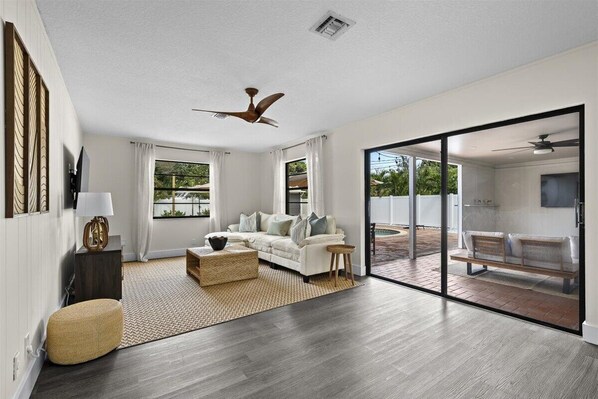 Smart TV, books - Palm Blanc- Modern Retreat • Pool • Firepit (West Palm Beach)