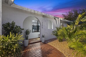 Terrace/patio - Palm Blanc- Modern Retreat • Pool • Firepit (West Palm Beach)