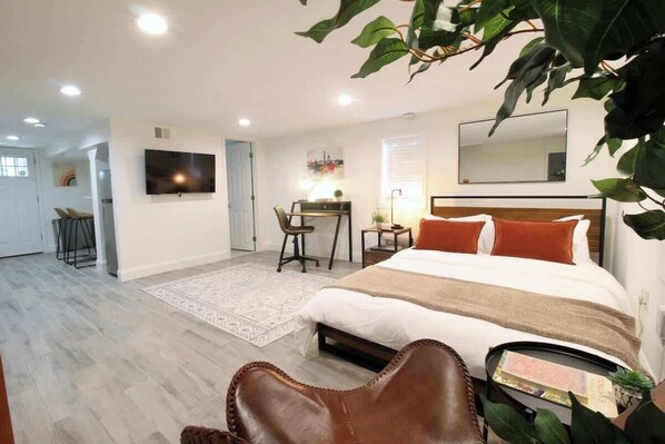 Iron/ironing board, WiFi, bed sheets