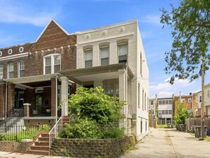 Exterior - Studio Not Far from Capitol Hill, Walk to METRO (Washington)
