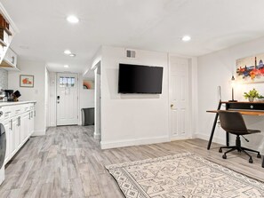 Interior - Studio Not Far from Capitol Hill, Walk to METRO (Washington)