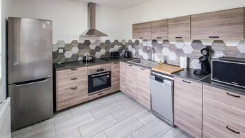 Fridge, oven, stovetop, dishwasher