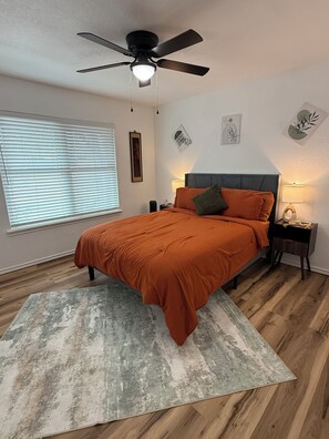 4 bedrooms, iron/ironing board, WiFi, bed sheets - The All-In Entertainment House (San Antonio)