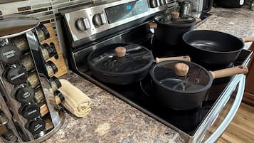 Geladeira, micro-ondas, fogão, cooktop