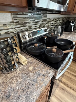 Réfrigérateur, micro-ondes, four, plaque de cuisson