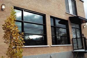 Exterior detail - Open Air Condo! EV Charging Station! Private courtyard, 10-minute casino (chateauguay)