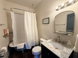 Secadora de cabello, toallas, jabón, papel de baño