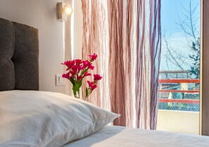 2 bedrooms, iron/ironing board, WiFi, bed sheets - *Modern Comfort* Covered Parking - Sea & Air Conditioning (Viareggio)