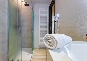 Shower, hair dryer, bidet, towels - *Modern Comfort* Covered Parking - Sea & Air Conditioning (Viareggio)
