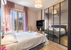 2 bedrooms, iron/ironing board, WiFi, bed sheets - *Modern Comfort* Covered Parking - Sea & Air Conditioning (Viareggio)
