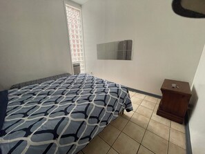 Iron/ironing board, WiFi, bed sheets - G2, Philadelphia Zoo.Fairmount Park,Quiet one room, share 3bathroom and  kitchen (Philadelphia)