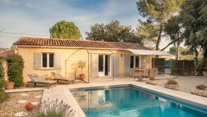 A house with a swimming pool, outdoor furniture, and a covered patio area. - Maison avec piscine privée (Mazan)
