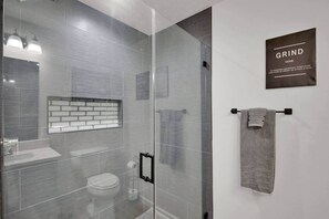 Een douche, een haardroger, handdoeken